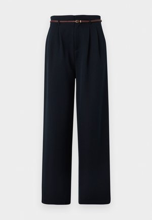 Schwarze, hoch taillierte, weit geschnittene Hose mit Falten und einem dünnen braunen geflochtenen Gürtel, auf weißem Hintergrund dargestellt.