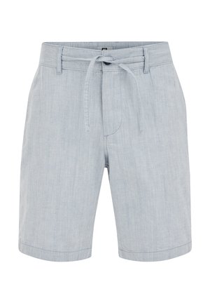 Pantalones cortos hasta la rodilla de color gris claro con un cinturón de tela anudado en la cintura y una sutil textura de rayas verticales.