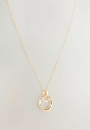 Collar de oro que presenta tres colgantes circulares entrelazados de diferentes tamaños, con una cadena delicada y un acabado liso y reflectante.