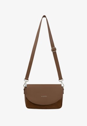 Barna bőr és velúr crossbody táska hajtókával, ezüst hardware-rel és sima felülettel. Állítható pánttal rendelkezik.