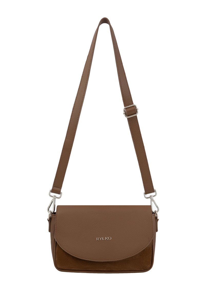 Borsa a tracolla in pelle marrone e camoscio con chiusura a pattina, hardware in argento e una texture liscia. Presenta una tracolla regolabile.