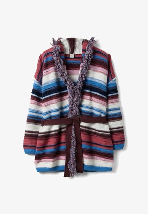 Mehrfarbige gestreifte Strickjacke mit Fransenkragen und passendem Gürtel in Blau-, Pink-, Weiß- und Burgundertönen, flach liegend.
