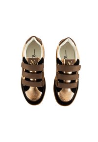 Baskets noires et bronze avec trois bandes velcro, tige en simili cuir métallisé et détails en tissu doux, présentant une texture lisse et une forme arrondie.