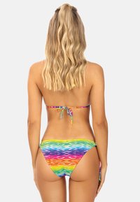 Zestaw bikini z topem na wiązanie z tyłu i niskimi majtkami, wykonany z wielokolorowego materiału w falisty wzór w żywych odcieniach niebieskiego, różowego i żółtego.