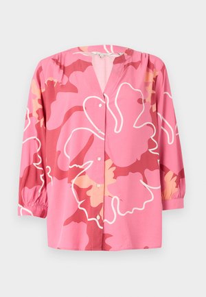 Ružičasta bluzica od lagane tkanine s V-izrezom, 3/4 rukavima i odvažnim cvjetnim uzorkom u raznim nijansama ružičaste i krem.