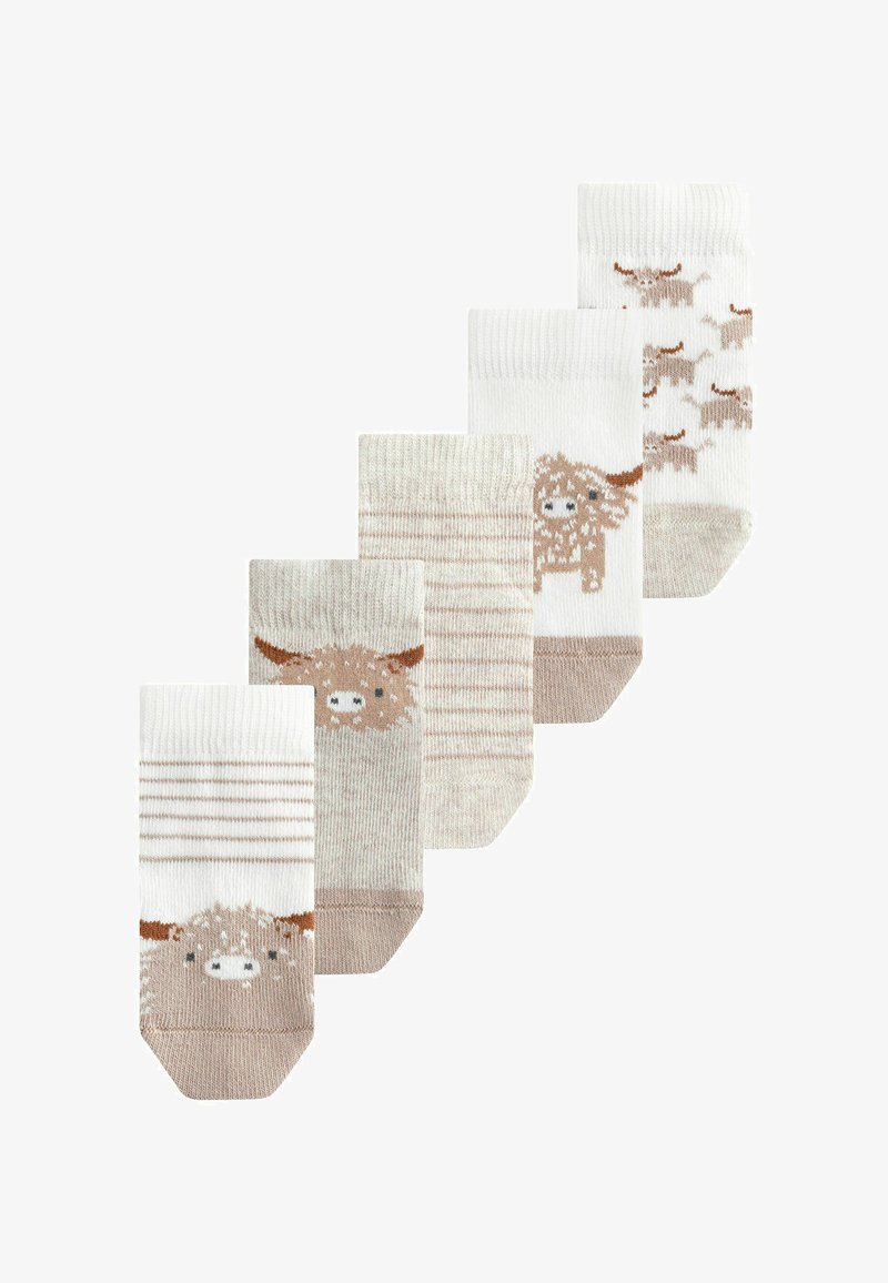 Cinq paires de chaussettes pour enfants en beige et blanc avec des motifs rayés marron et des visages de vache des Highlands disposés en rangée étagée.