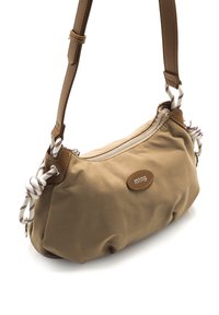 Bolso bandolera de tela color cuero con cierre de cremallera, detalles en cuero marrón contrastante y una correa de cuerda detallada. Parche ovalado con logo en el lateral.