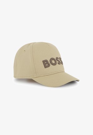 Casquette de baseball kaki avec une visière courbée, arborant un logo "BOSS" brodé en brun foncé sur le devant. Conçue en tissu texturé.
