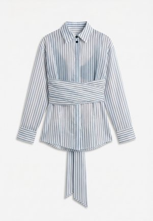 Λευκό πουκάμισο με μακριά μανίκια και μαύρες κάθετες ρίγες, ζώνη φαρδιά και ταιριαστή δεμένη στη μέση και γιακάς με κούμπωμα με κουμπί.