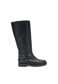 Bota de cuero negra hasta la rodilla con una textura suave, que presenta una correa lateral y un acento de hebilla de metal. Suela resistente con diseño de relieve.