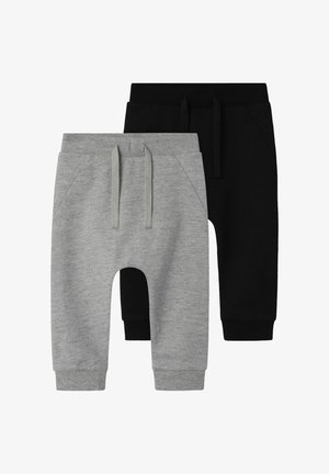 Két pár kisfiú nadrág, az egyik szürke puha tapintású anyagból készült elülső zsebekkel, a másik fekete, rugalmas derékkal és szegélyekkel.