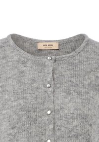 Szary dziergany kardigan z okrągłym dekoltem i małymi srebrnymi zatrzaskami z przodu, z metką MOS MOSH na wewnętrznej stronie kołnierza.