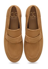 Par lysebrune ruskind slip-on loafers med bred rem over vristen, rundet snude og "CG Cesare Gaspari Barcelona" printet indvendigt.