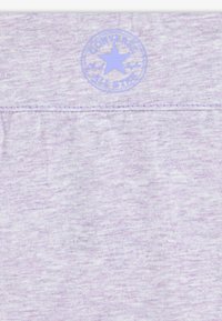 Svetlo fialová mikina vyrobená z látky s heatherovitou textúrou. Woven logo v modrej farbe na hornej časti chrbta so vzorom hviezdy a textom.