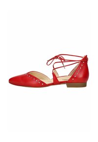 Zapatos planos de cuero rojo con puntera afilada, correas en el tobillo y tachuelas decorativas plateadas en los laterales. Textura suave y diseño de tacón bajo.