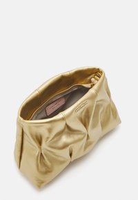 Złota skórzana sakiewka o pofałdowanym wzorze, zamykana na suwak, o gładkiej fakturze. Wnętrze zawiera metkę i miękką wyściółkę.