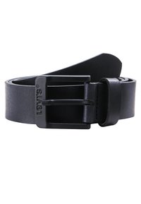 Ceinture en cuir noir avec une boucle rectangulaire. Elle présente une texture lisse et des détails cousus. Logo embossé sur la boucle.