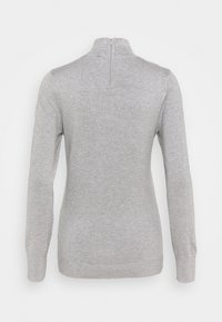 Szary sweter z długim rękawem, z wysokim kołnierzem i zamkiem z tyłu. Posiada teksturowany wzór z małymi ćwiekami na kołnierzu. Gładka dzianina.