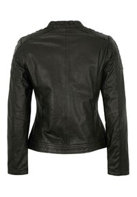 Schwarze Lederjacke mit tailliertem Design, gerippten Schulterakzenten und hohem Kragen. Glatte Textur mit minimal sichtbaren Nähten.