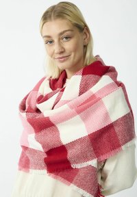 Écharpe à carreaux rouges et blancs en tissu doux, avec un bord frangé et un grand design drapé. Le contraste de couleurs audacieux améliore la visibilité.
