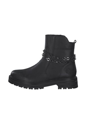 Bottine noire en cuir avec un accent en chaîne, bout rond, semelle texturée et une languette à l'arrière pour un enfilage facile.
