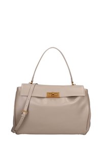 Borsa in pelle beige con forma strutturata, chiusura a lucchetto dorato e un manico superiore singolo. Include una tracolla regolabile.