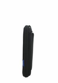 Schwarze, schlanke Reißverschlusshülle mit strukturierter Oberfläche, versehen mit einem kleinen blauen Etikett. Entwickelt zur Aufbewahrung von elektronischen Geräten oder Zubehör.