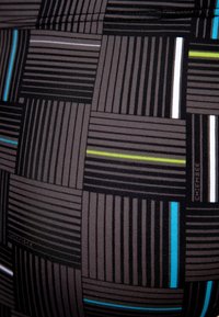 Schwarzer Stoff mit einem geometrischen Muster aus unterschiedlich breiten Streifen in Grün, Blau und Weiß. Glatte Textur, taillierte Passform, die den modernen Stil betont.