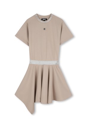 Robe beige à manches courtes avec col et ceinture scintillants argentés, présentant une jupe évasée asymétrique et un petit logo frontal.