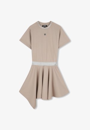 Robe beige à manches courtes avec col et ceinture scintillants argentés, présentant une jupe évasée asymétrique et un petit logo frontal.
