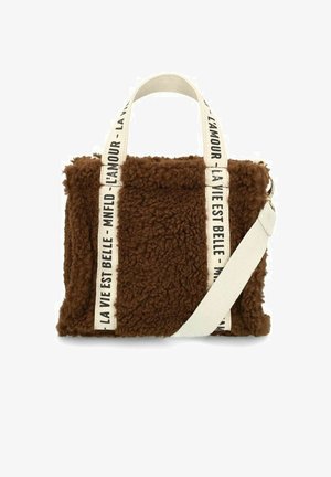 Bruine nepbont handtas met dubbele handgrepen aan de bovenkant en een afneembare schouderriem. Heeft contrasterende witte tekst op de riemen. Rechthoekige vorm.