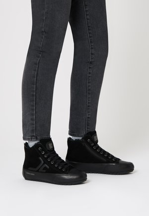 Sneaker alte nere in suede e materiale sintetico, con lacci, cerniera laterale e un logo sulla linguetta. Suola in gomma.