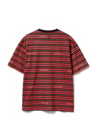 Camiseta de manga corta con rayas horizontales en rojo, azul y marrón. Hecha de algodón con cuello redondo y branding sutil.