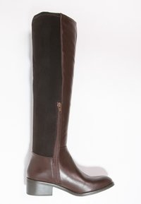 Bota marrón de cuero hasta la rodilla con un panel de ante negro, cremallera lateral, puntera redondeada y tacón bajo. Superficies lisas y texturizadas.