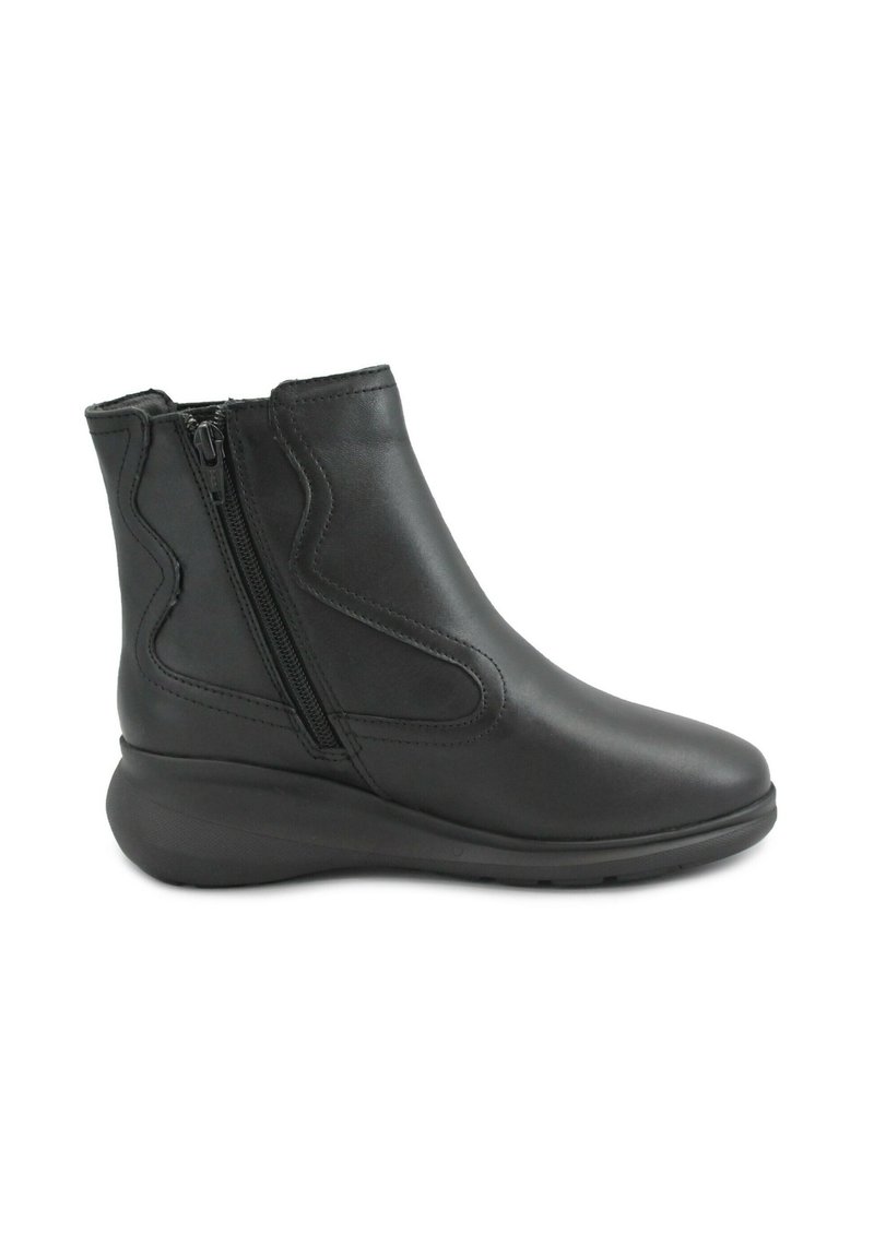 Stivali alla caviglia in pelle nera con punta arrotondata, zip laterale e design curvo. Presentano una suola a cuneo bassa per il comfort. Texture liscia.