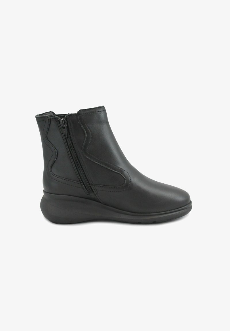 Stivali alla caviglia in pelle nera con punta arrotondata, zip laterale e design curvo. Presentano una suola a cuneo bassa per il comfort. Texture liscia.
