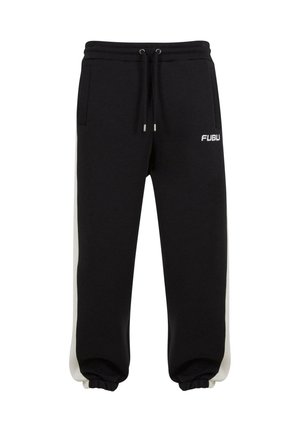 Pantalons de survêtement noirs avec des rayures blanches sur les côtés, taille élastique et poignets. Présente le logo FUBU sur la cuisse gauche et deux poches latérales.