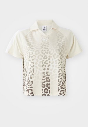 Camisa polo com padrão de leopardo em creme, com mangas curtas, apresentando colarinho, tecido texturizado e transições de cor subtis.