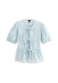 Himmelblaues Gingham-Blusenshirt mit kurzen Puffärmeln, drei vorderen Schleifen und einem gewellten Lochmuster-Saum. Hergestellt aus einem baumwollähnlichen Material.