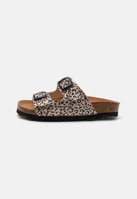 Lepardtrykt sklippersandal med to justerbare svarte spenner, en korksåle og en teksturert svart yttersåle. Fargepaletten inkluderer beige og svart.
