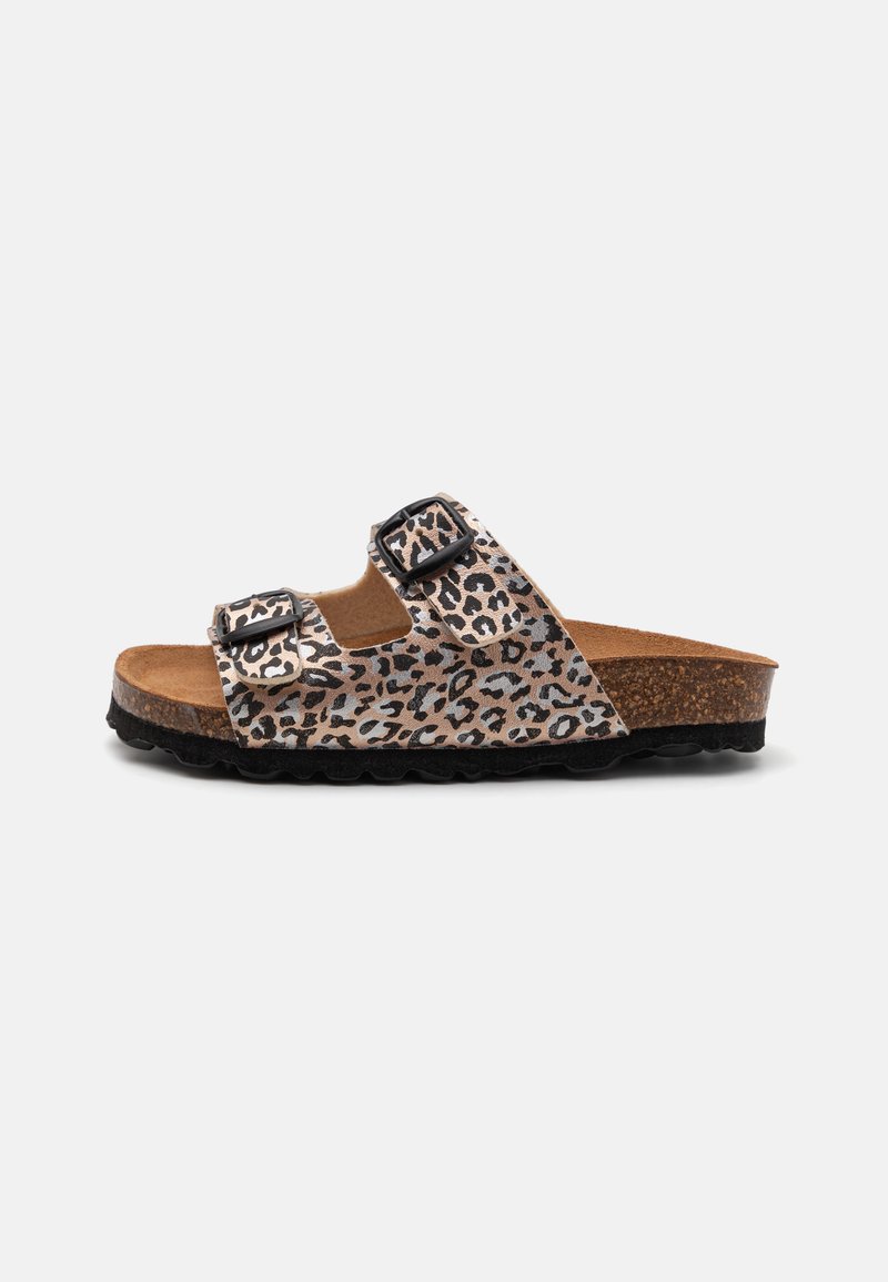 Lepardtrykt sklippersandal med to justerbare svarte spenner, en korksåle og en teksturert svart yttersåle. Fargepaletten inkluderer beige og svart.