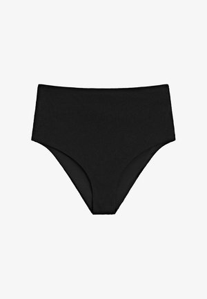 Czarne majtki bikini z wysokim stanem, gładką fakturą i pełnym kryciem, pokazane na białym tle.