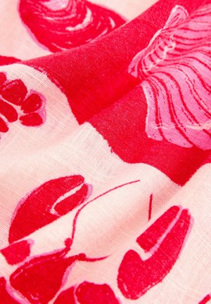 Vörös és rózsaszín mintás textil, homárokkal és kagylókkal egy világos háttéren, puha, texturált vászonra hasonlító anyagból készült.