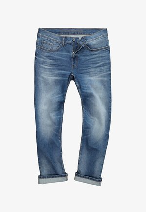 Niebieskie dżinsy z denimu z przetarciami, przednimi kieszeniami, zapięciem na guzik i zamek oraz podwiniętymi nogawkami.