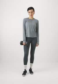 Nike Performance ONE CLASSIC - Top s dlhým rukávom - smoke grey heather/black