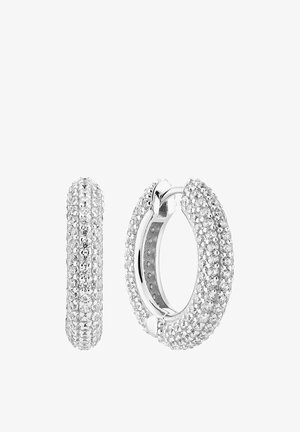 Silverfärgade hoops örhängen med en texturerad design och kristalldekorationer som skapar en glittrande yta; cirkulär form, med gångjärnsstängning.