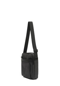 Borsa a spalla in tessuto grigio con forma rettangolare elegante, tracolla nera regolabile e tasca esterna con texture liscia.