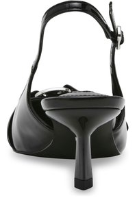 Sandalo con tacco alto in vernice nera, con cinturino stretto alla caviglia, design open-toe e tacco sottile a forma quadrata.