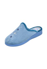 Zapatilla azul claro tipo slip-on con tejido texturizado, bordado de diamantes en la parte superior y una suave suela acolchada.
