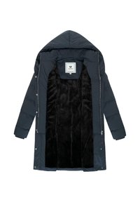 Námořnický puffer kabát s kapucí, který má měkký černý kožíšek uvnitř, přední zip a zapínání na patenty. Čistý a minimalistický design.